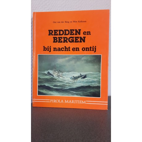 Redden en bergen bij nacht en ontij